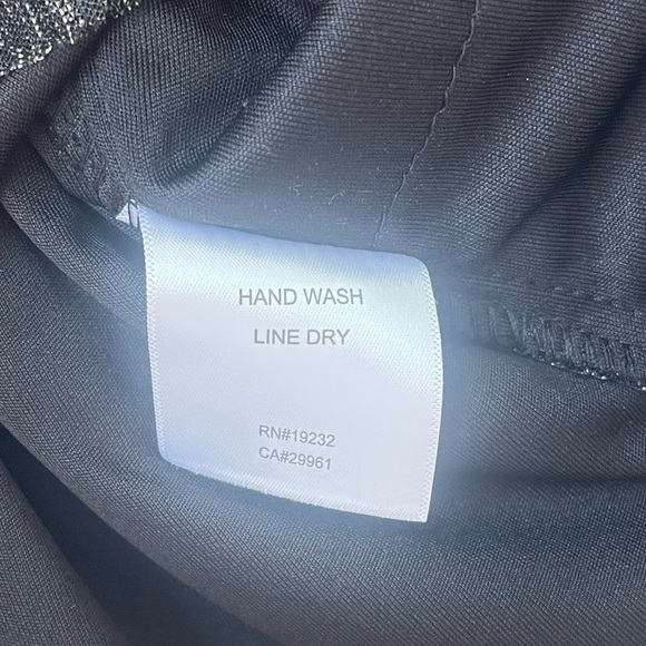 Alfred Dunner Women’s Black Shimmery Tiered Short Sleeve Top Size Medium - Picture 7 of 7